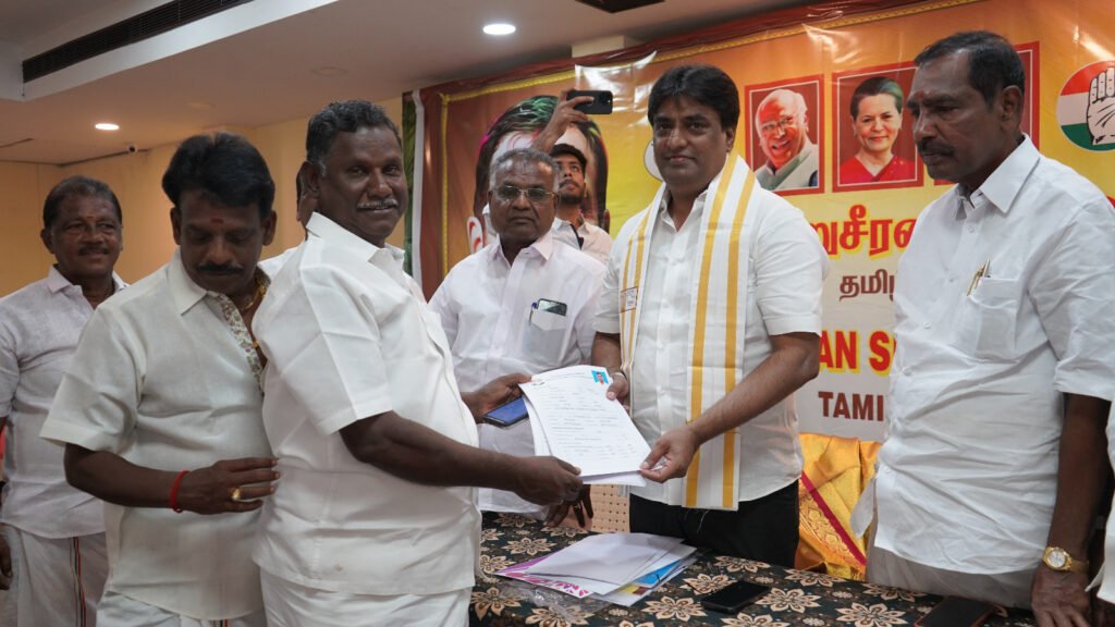 மற்ற கட்சிகள் உடனான கூட்டணி குறித்து தலைமை முடிவு செய்யும். தற்போது உள்ள கூட்டணி எந்தவித பிரச்சனைகளும் இல்லாமல் அனைவருக்கும் திருப்தி அளிக்கும் வகையில் உள்ளது குறிப்பாக தமிழக மக்கள் எங்கள் கூட்டணியுடன் இருக்கிறார்கள். -காங்கிரஸ் கட்சி மேலிட பார்வையாளர் சையது அஸ்மதுல்லா உசைனி பேட்டி: