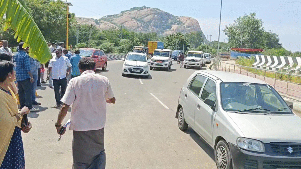 மதுரை, திருப்பரங்குன்றம் பகுதியில் ஆப்பத்தூறு கோடி ரூபாய் மதிப்பீட்டில் காணொளி வாயிலாக புதிய இரு வழி சாலையை திறந்து வைத்த முதல்வர்.