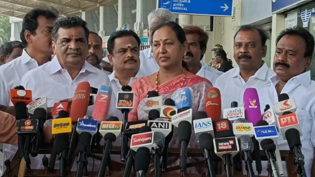 எஸ்.ஐ.ஆருக்கு தேர்தல் ஆணையம் தான் உறுதியாக நிலைப்பாடை எடுத்து ஜனநாயக நாட்டில் ஜனநாயக முறைப்படி தேர்தல் நடக்க வேண்டும் - மதுரை விமான நிலையத்தில் தே.மு.தி.க.பிரேமலதா விஜயகாந்த் பேட்டி..