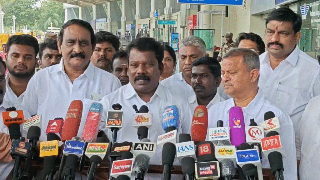 சிவகங்கை மாவட்ட நிகழ்ச்சிகளில் கலந்து கொள்ள சென்னையிலிருந்து விமானம் மூலம் மதுரை வந்த காங்கிரஸ் தலைவர் செல்வப் பெருந்தகை மதுரை விமான நிலையத்தில் செய்தியாளர் சந்திப்பு...