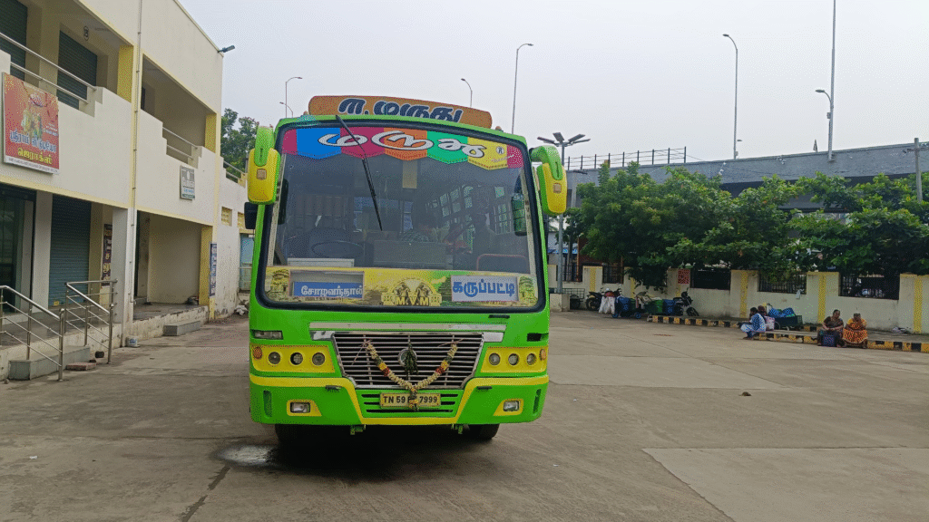 சோழவந்தான் பேருந்து நிலையத்திற்குள் தனியார் பேருந்துகள் வரும் நிலையில்.. பாரபட்சம் காட்டும் அரசு பேருந்துகளால் பயணிகள் அவதி..!