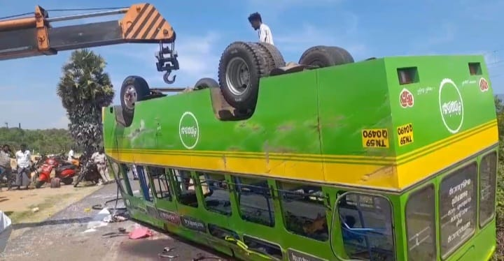 வாடிப்பட்டி அருகே மினி பஸ் கவிழ்ந்து 40 பேர் காயம் அளவுக்கு அதிகமான பயணிகளை பேருந்தில் ஏற்றி சென்றதே விபத்து காரணம் என தகவல்.. கிராமப்புறங்களுக்கு போதிய பேருந்து வசதி செய்யாததும் காரணம் என பொதுமக்கள் கருத்து: