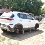 காவலர்களுக்கு டப் கொடுத்த பலே திருடர்கள் துரைச்சாமி நகர் பகுதியில் கார் டயர்களை திருடி சென்ற திருடர்கள் - நம்பர் பிளேட் உள்ளிட்டவைகளை திருடி சென்றதால் பயங்கர சதிக்கான திட்டமா என்ற கோணத்தில் காவல்துறை விசாரணை :