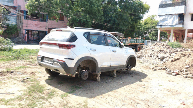 காவலர்களுக்கு டப் கொடுத்த பலே திருடர்கள் துரைச்சாமி நகர் பகுதியில் கார் டயர்களை திருடி சென்ற திருடர்கள் - நம்பர் பிளேட் உள்ளிட்டவைகளை திருடி சென்றதால் பயங்கர சதிக்கான திட்டமா என்ற கோணத்தில் காவல்துறை விசாரணை :