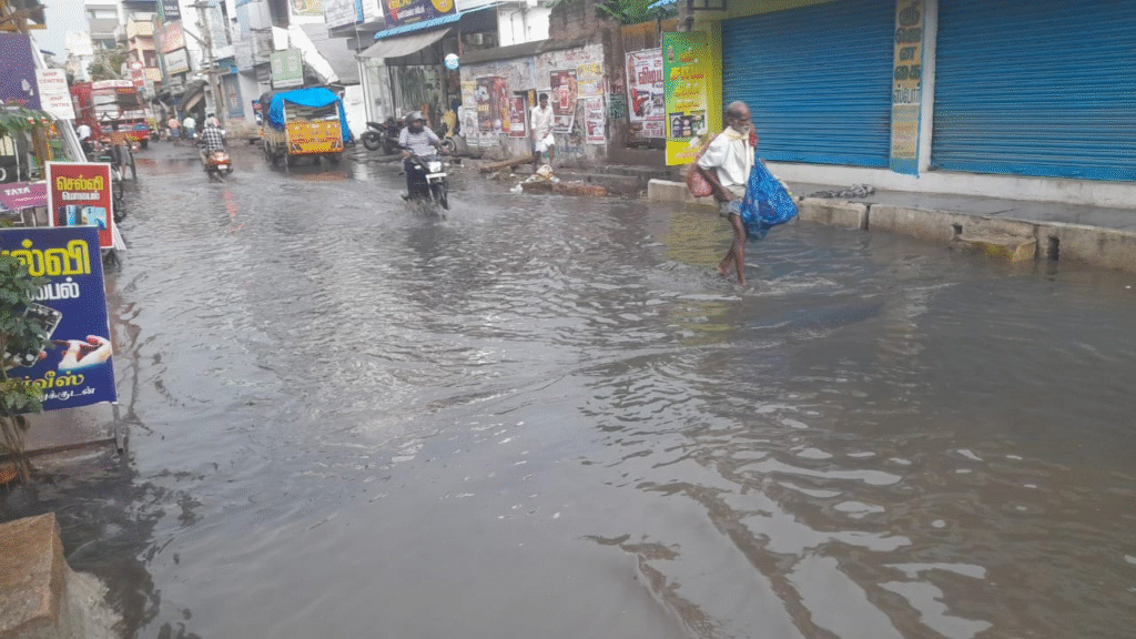 சோழவந்தானில் பெய்த மழையால் சாலைகளில் தேங்கிய மழைநீர்: போதிய வடிகால் வசதி செய்யாததால் வாகன ஓட்டிகள் பொதுமக்கள் கடும் அவதி.. மழைநீரில் கழிவு நீர் கலந்து செல்வதால் தொற்றுநோய் பரவும் அபாயம் இருப்பதாக பொதுமக்கள் அச்சம்..!