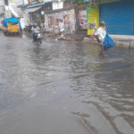 சோழவந்தானில் பெய்த மழையால் சாலைகளில் தேங்கிய மழைநீர்: போதிய வடிகால் வசதி செய்யாததால் வாகன ஓட்டிகள் பொதுமக்கள் கடும் அவதி.. மழைநீரில் கழிவு நீர் கலந்து செல்வதால் தொற்றுநோய் பரவும் அபாயம் இருப்பதாக பொதுமக்கள் அச்சம்..!