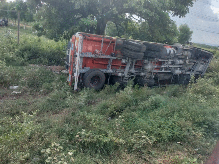 வாடிப்பட்டி அருகே பெட்ரோல் லாரி கவிழ்ந்து விபத்து..!