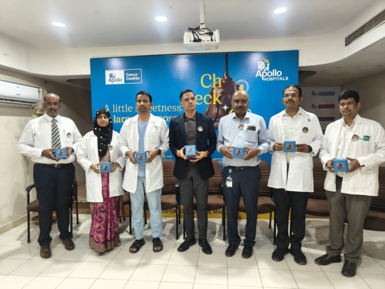 மதுரை அப்போலோ கேன்சர் சென்டர் 'டார்க் சாக்லேட்' மூலம் மார்பக சுயபரிசோதனை விழிப்புணர்வு.!