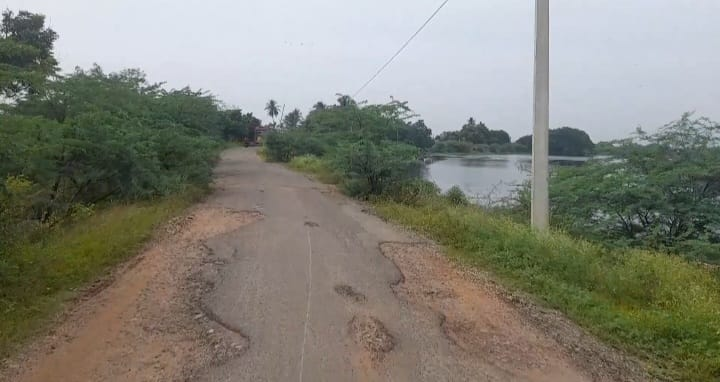 விக்கிரமங்கலம் முதல் சென்னம்பட்டி வரை உள்ள சாலையை சீரமைக்க பொதுமக்கள் பயணிகள் கோரிக்கை...