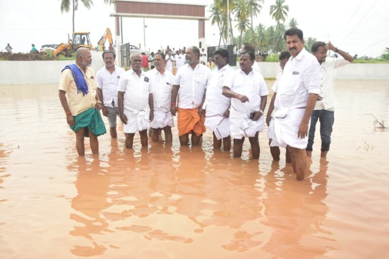 நீச்சல் குளமாக மாறிய விளையாட்டு மைதானம்