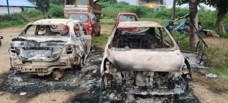 சோழவந்தானில் தேங்காய் குடோனில் நிறுத்தி வைக்கப்பட்டிருந்த கார்களில் திடீரென தீப்பற்றி எரிந்ததால் பொதுமக்களிடையே பதட்டம்