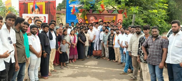 பழனியில் தவெக சார்பில் அறிஞர் அம்பேத்கரின் நினைவு நாள் நிகழ்ச்சி நடைபெற்றது.