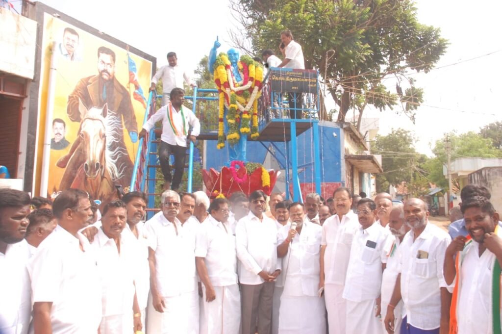 அலங்காநல்லூர் அருகே பெரிய ஊர் சேரியில் அம்பேத்கர் நினைவு தினத்தை ஒட்டி அனைத்து கட்சியினர் மாலை அணிவித்து மரியாதை