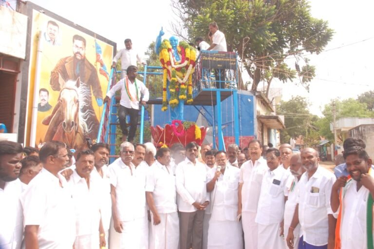 அலங்காநல்லூர் அருகே பெரிய ஊர் சேரியில் அம்பேத்கர் நினைவு தினத்தை ஒட்டி அனைத்து கட்சியினர் மாலை அணிவித்து மரியாதை