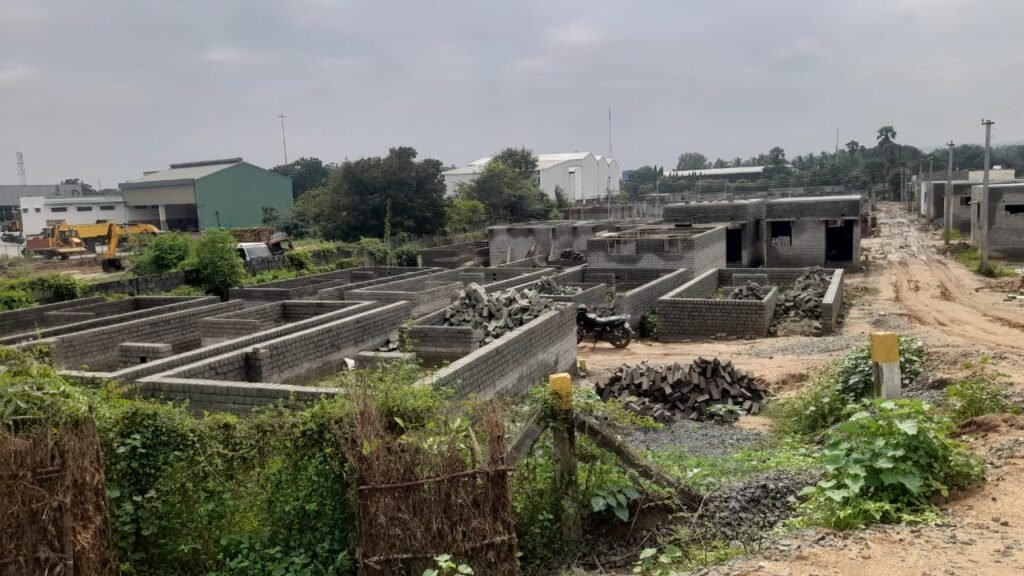 தேனூர் அருகே, கலைஞர் கனவு இல்ல திட்டத்தின் கீழ் கட்டப்பட்டு வந்த 195 வீடுகளின் கட்டுமான பணிகள் திடீர் நிறுத்தம் மாற்றுத்திறனாளிகள் திருநங்கைகள் வேதனை