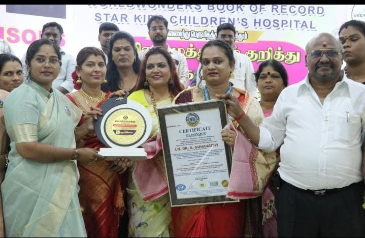 திண்டுக்கல் 250 மாணவர்கள் ஒரே நேரத்தில் பாலின சமத்துவம் குறித்த ஓவியத்தினை வரைந்து நத்தம் ரோடு தனியார் கல்லூரியில் உலக சாதனை