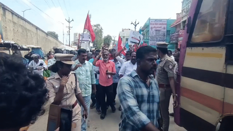 மதுரையில் அறநிலையத்துறை முடிவுகளில் மதவெறி அரசியல் தலையீடு இருப்பதாக குற்றச்சாட்டு வைத்து ஆர்ப்பாட்டத்தில் ஈடுபட்ட மத நல்லிணக்க கூட்டமைப்பை சேர்ந்தவர்களை காவல்துறையினர் கைது செய்ததால் பரபரப்பு..!