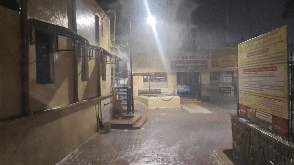 திருப்பரங்குன்றத்தில் சுப்பிரமணியருக்கு பட்டாபிஷேகம் நடைபெற்ற சில நிமிடங்களில் வெளுத்து வாங்கிய கனமழை.. கோவிலுக்குள் புகுந்த மழை நீர்..