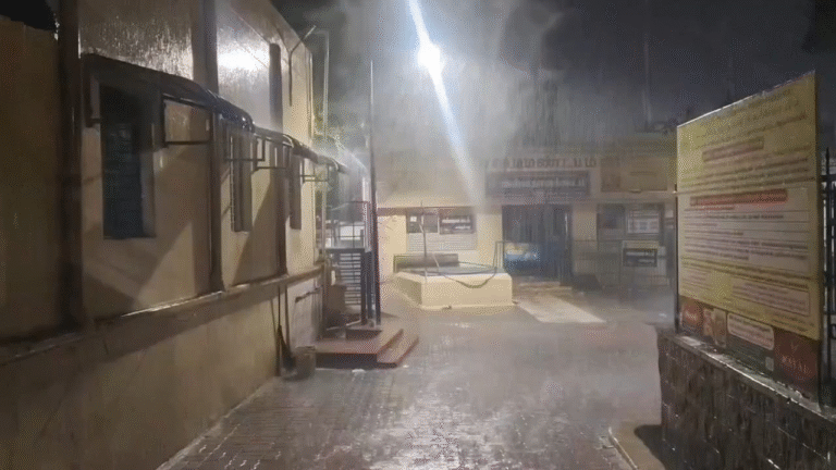 திருப்பரங்குன்றத்தில் சுப்பிரமணியருக்கு பட்டாபிஷேகம் நடைபெற்ற சில நிமிடங்களில் வெளுத்து வாங்கிய கனமழை.. கோவிலுக்குள் புகுந்த மழை நீர்..