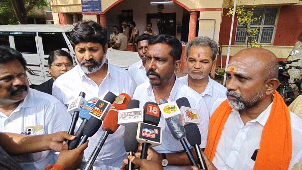 சட்ட விரோத காவலில் வைத்திருக்கிறார்கள் இது தொடர்பாக மதியம் நீதிமன்றத்தில் முறையிட உள்ளோம். -பாஜக முன்னாள் மாவட்ட வழக்கறிஞர் பிரிவு துணைத் தலைவர் முருகன் கணேஷ் பேட்டி...