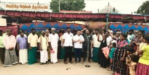 பழனியில் இந்து சமய அறநிலையத்துறையின் கீழ் உள்ள இடும்பன் கோவில் தனி நிர்வாகத்தை பழனி கோவில் நிர்வாகத்துடன் இணைப்பதற்கான முயற்சியை கண்டித்து உண்ணாவிரத போராட்டம் நடைபெற்றது.