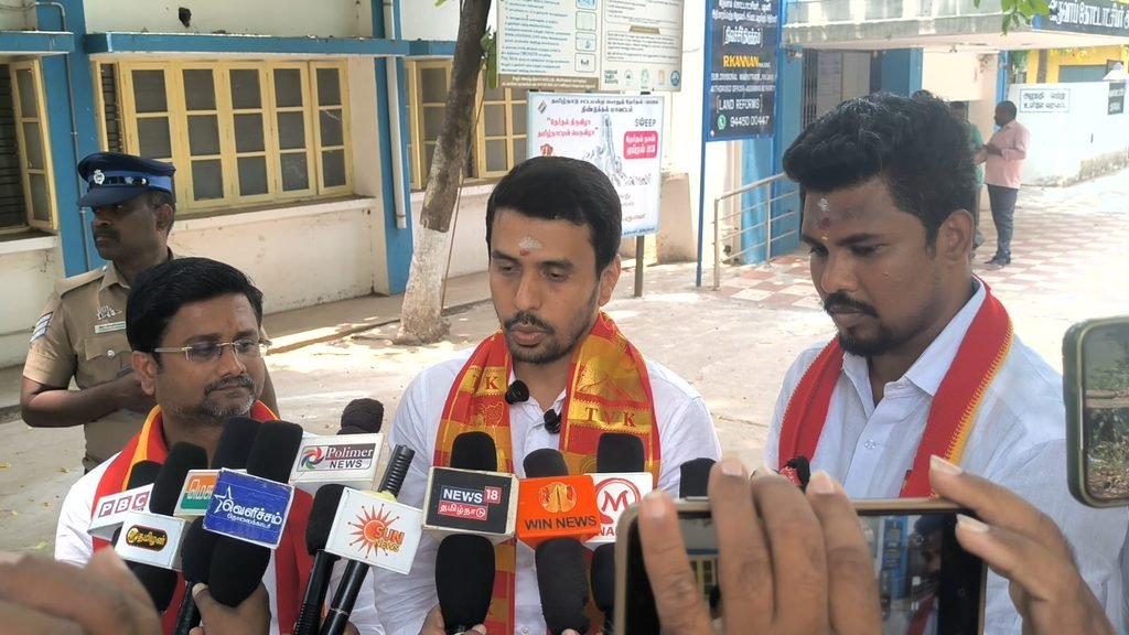 பழனி: த.வெ.க வேட்பாளர் அறிமுகம் - "பழனியை திருப்பதிக்கு இணையாக மாற்றுவேன்" என உறுதி!