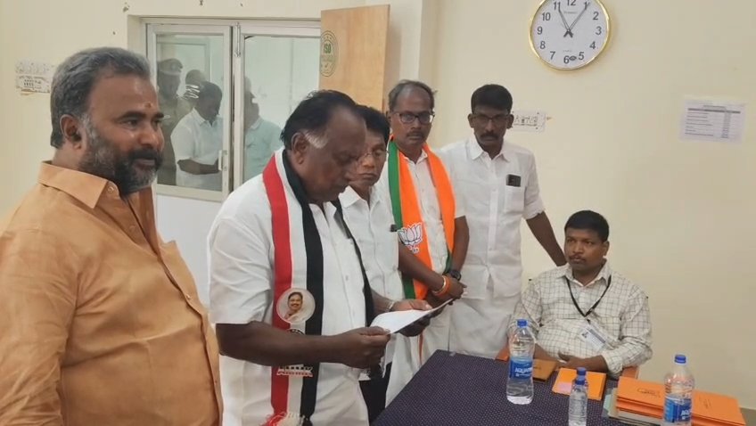 மடத்துக்குளத்தில் களம் காணும் சி.சண்முகவேலு: கூட்டணி கட்சி நிர்வாகிகள் புடைசூழ மனுத்தாக்கல்!