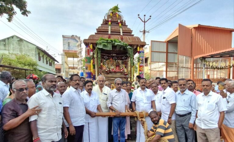 பழனி லட்சுமி நாராயண பெருமாள் கோவில் சித்திரைத் திருவிழா: ரத வீதிகளில் கோலாகலமாக வலம் வந்த திருத்தேர்!