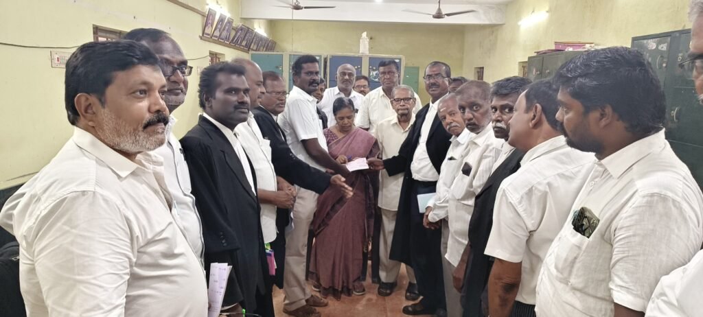 பழனியில் மறைவுற்ற வழக்கறிஞர் குடும்பத்தினருக்கு சேமநலநிதி 10 லட்சம் வழங்கினர்.