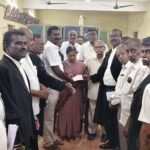 பழனியில் மறைவுற்ற வழக்கறிஞர் குடும்பத்தினருக்கு சேமநலநிதி 10 லட்சம் வழங்கினர்.