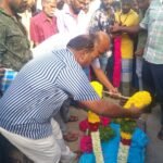 பழனி வட்டம், புஷ்பத்தூர் ஊராட்சி, சாமிநாதபுரம் கிராமத்தை சேர்ந்த திரு.ஜெகன் (வயது 21) என்பவரின் உடல் உறுப்புகள் தானம் கொடுக்கப்பட்டதையடுத்து, அரசு மரியாதையுடன் இறுதிச்சடங்கு செய்யும் விதமாக அன்னாரது உடலுக்கு பழனி வருவாய் கோட்டாட்சியர் திரு.இரா.கண்ணன் அவர்கள் மலர் வளையம் வைத்து மரியாதை செலுத்தினார்.