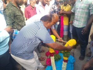 பழனி வட்டம், புஷ்பத்தூர் ஊராட்சி, சாமிநாதபுரம் கிராமத்தை சேர்ந்த திரு.ஜெகன் (வயது 21) என்பவரின் உடல் உறுப்புகள் தானம் கொடுக்கப்பட்டதையடுத்து, அரசு மரியாதையுடன் இறுதிச்சடங்கு செய்யும் விதமாக அன்னாரது உடலுக்கு பழனி வருவாய் கோட்டாட்சியர் திரு.இரா.கண்ணன் அவர்கள் மலர் வளையம் வைத்து மரியாதை செலுத்தினார்.
