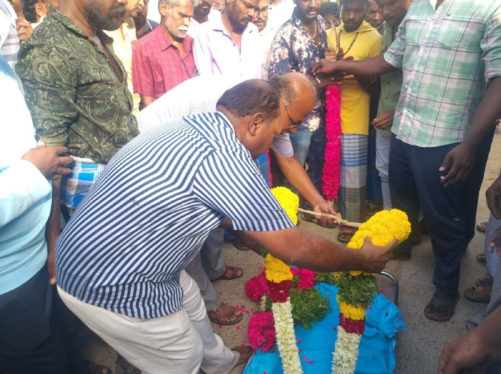 பழனி வட்டம், புஷ்பத்தூர் ஊராட்சி, சாமிநாதபுரம் கிராமத்தை சேர்ந்த திரு.ஜெகன் (வயது 21) என்பவரின் உடல் உறுப்புகள் தானம் கொடுக்கப்பட்டதையடுத்து, அரசு மரியாதையுடன் இறுதிச்சடங்கு செய்யும் விதமாக அன்னாரது உடலுக்கு பழனி வருவாய் கோட்டாட்சியர் திரு.இரா.கண்ணன் அவர்கள் மலர் வளையம் வைத்து மரியாதை செலுத்தினார்.