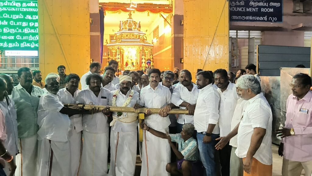 பழனி முருகன் கோவிலில் தமிழக முதல்வர் விஜய் பிறந்தநாளை முன்னிட்டு தங்கத்தேர் இழுத்து தமிழக வெற்றிக் கழகத்தினர் வழிபாடு!