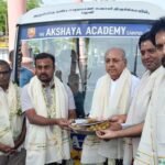 பழனி முருகன் கோயிலுக்கு பழனி அக்க்ஷயா பள்ளி சார்பில் பேட்டரி வாகனம் நன்கொடையாக வழங்கப்பட்டது. இது கிரிவலப் பாதையில் பக்தர் வசதிக்காக இலவசமாக இயக்கப்படுகிறது.