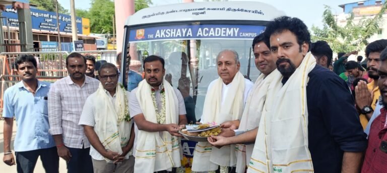 பழனி முருகன் கோயிலுக்கு பழனி அக்க்ஷயா பள்ளி சார்பில் பேட்டரி வாகனம் நன்கொடையாக வழங்கப்பட்டது. இது கிரிவலப் பாதையில் பக்தர் வசதிக்காக இலவசமாக இயக்கப்படுகிறது.