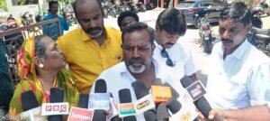 பழனி அருகே பாலசமுத்திரத்தில் சமூக விரோதிகள் சிலர் கூட்டு சேர்ந்து செங்கல் சூளை, மீன் கடை ஆகியவற்றை இயந்திரங்களின் உதவி கொண்டு உடைத்ததால் பரபரப்பு..!