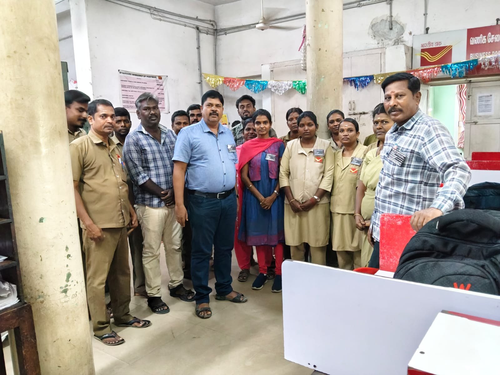 கோரிக்கைகளை வலியுறுத்தி பழனியில் கருப்பு பேட்ஜ் அணிந்து அஞ்சல் துறை ஊழியர்கள் பணி!