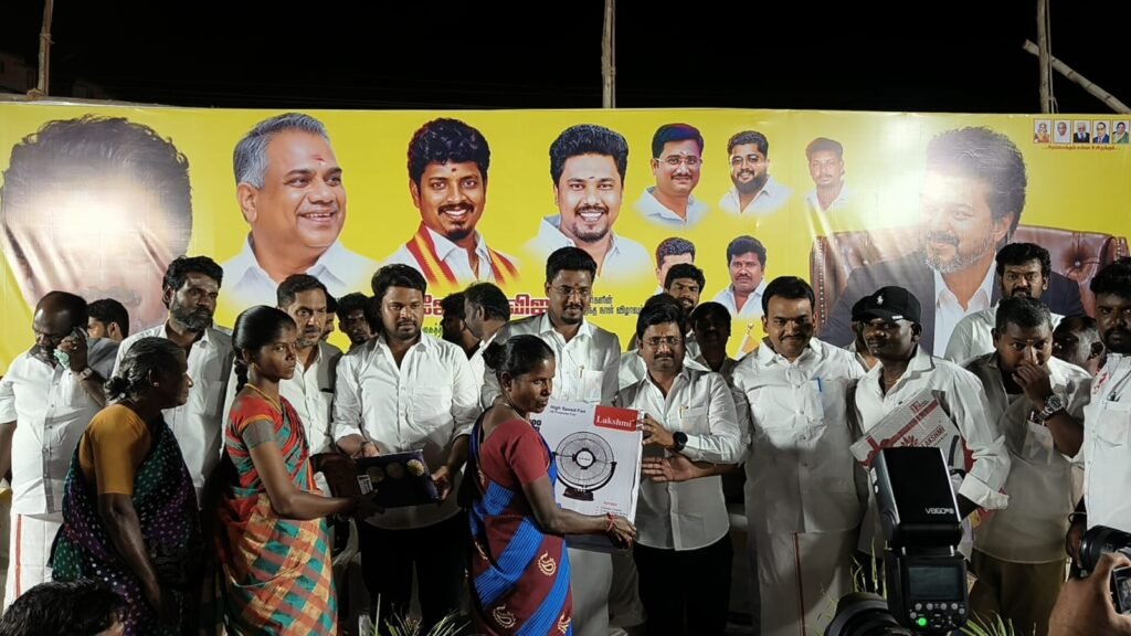 பழனி அருகே தவெக சார்பில் தூய்மைப் பணியாளர்களுக்கு நலத்திட்ட உதவிகள் வழங்கல்!"