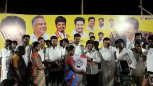 பழனி அருகே தவெக சார்பில் தூய்மைப் பணியாளர்களுக்கு நலத்திட்ட உதவிகள் வழங்கல்!"